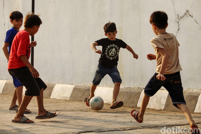 Detail Anak Anak Bermain Bola Nomer 23