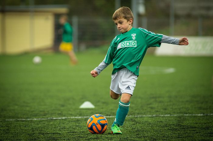 Detail Anak Anak Bermain Bola Nomer 4