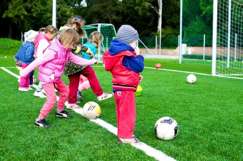 Detail Anak Anak Bermain Bola Nomer 6