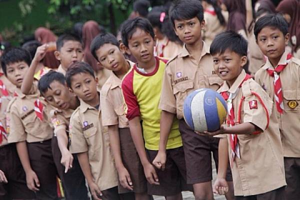 Detail Anak Anak Bermain Bola Nomer 47