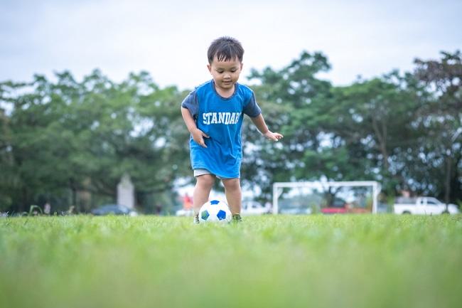 Detail Anak Anak Bermain Bola Nomer 9