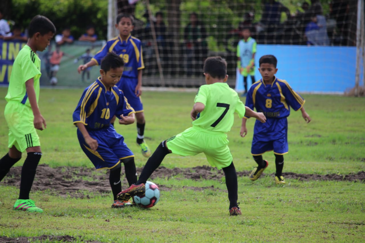 Detail Anak Anak Bermain Bola Nomer 10