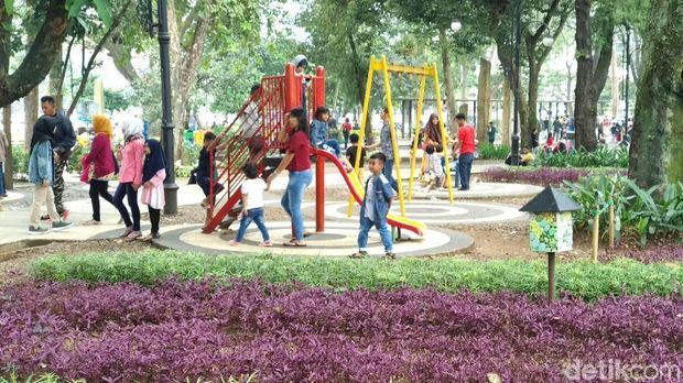 Detail Anak Anak Bermain Di Taman Nomer 19