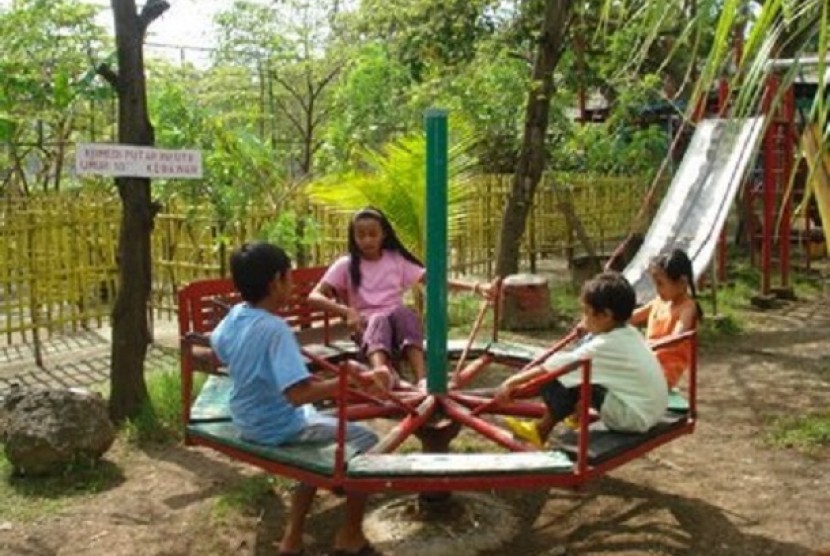 Detail Anak Anak Bermain Di Taman Nomer 20