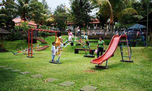 Detail Anak Anak Bermain Di Taman Nomer 24