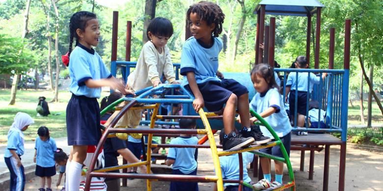 Detail Anak Anak Bermain Di Taman Nomer 30