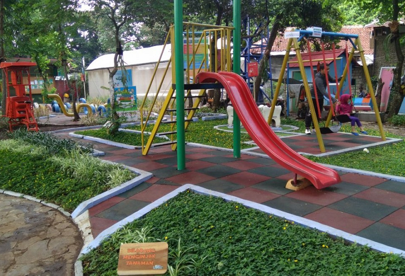 Detail Anak Anak Bermain Di Taman Nomer 31