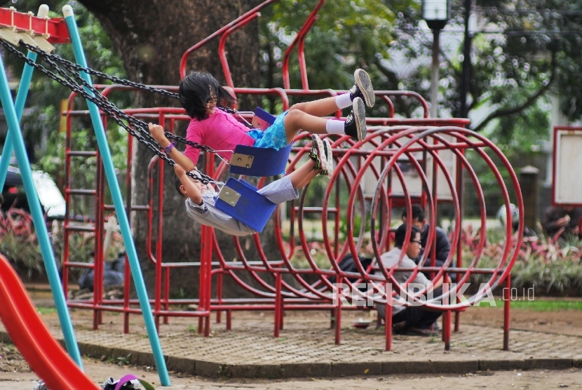Detail Anak Anak Bermain Di Taman Nomer 35