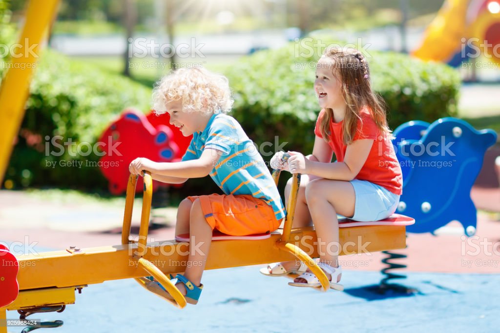 Detail Anak Anak Bermain Di Taman Nomer 38