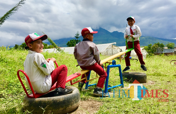 Detail Anak Anak Bermain Di Taman Nomer 39