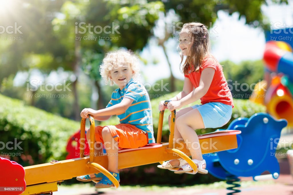 Detail Anak Anak Bermain Di Taman Nomer 43