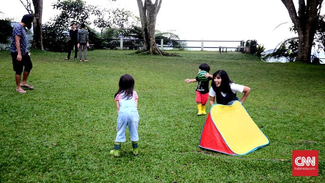 Detail Anak Anak Bermain Di Taman Nomer 44