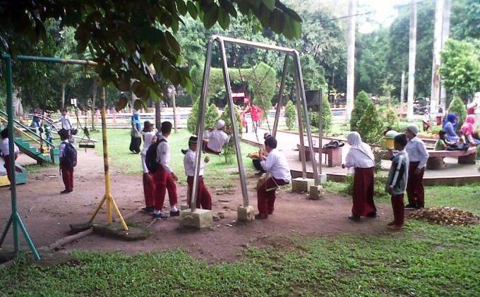 Detail Anak Anak Bermain Di Taman Nomer 45