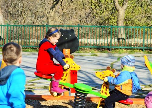 Detail Anak Anak Bermain Di Taman Nomer 48