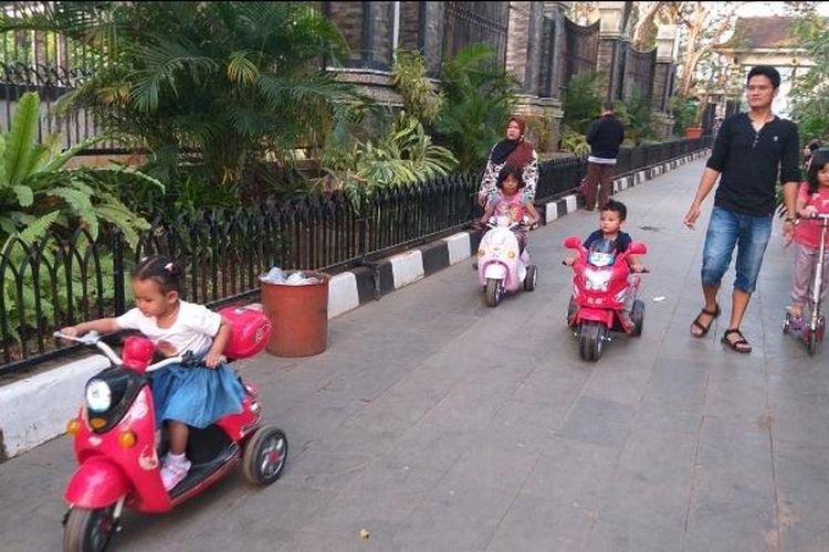 Detail Anak Anak Bermain Di Taman Nomer 56