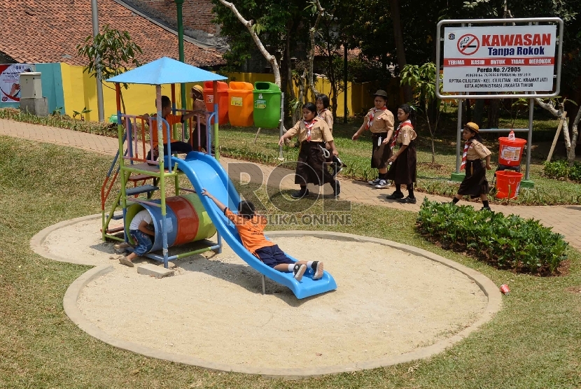 Detail Anak Anak Bermain Di Taman Nomer 8