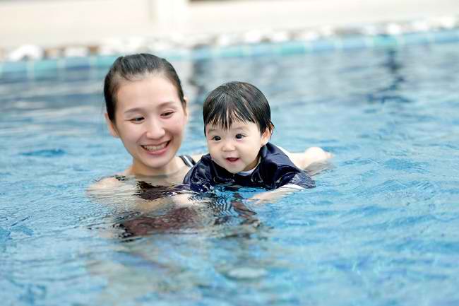 Detail Anak Berenang Di Kolam Renang Nomer 2