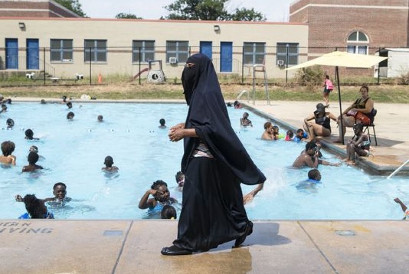 Detail Anak Berenang Di Kolam Renang Nomer 31