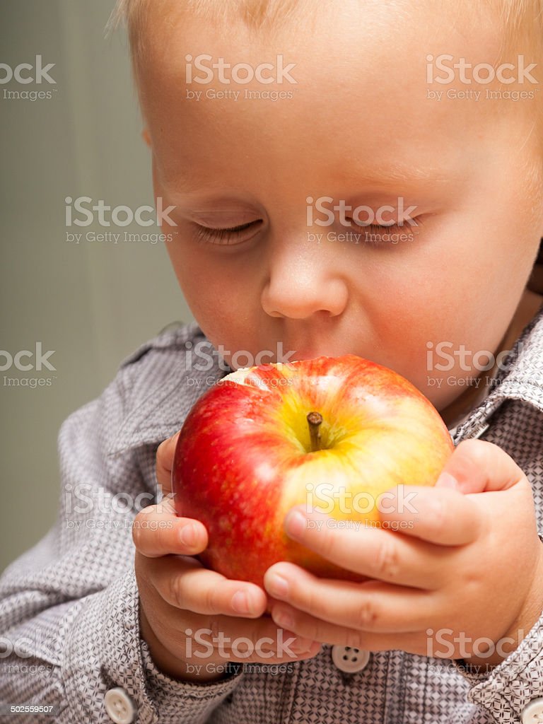 Detail Anak Makan Apel Nomer 8