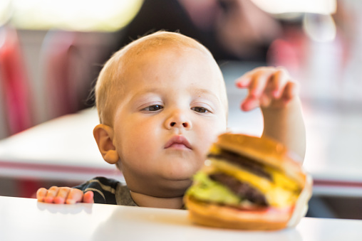 Detail Anak Makan Burger Nomer 19