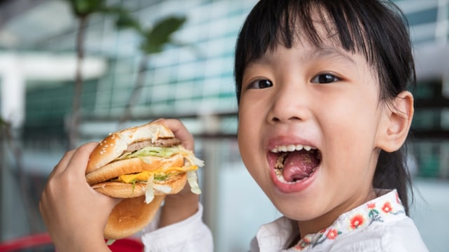 Detail Anak Makan Burger Nomer 5