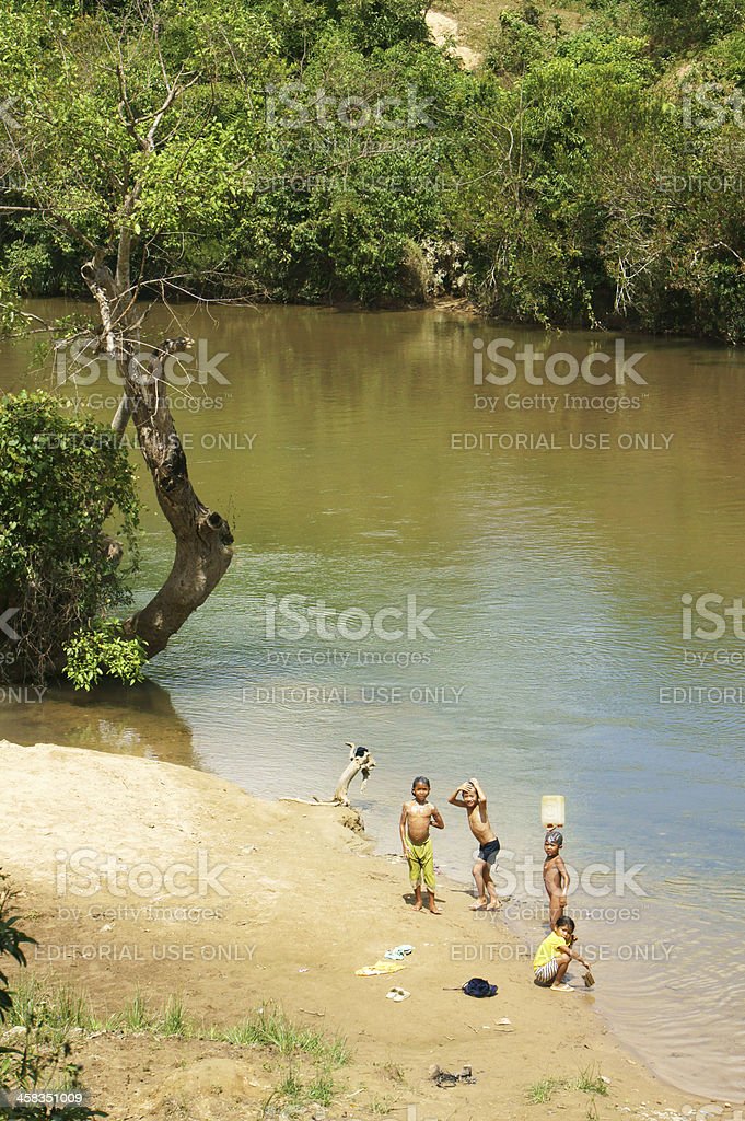 Detail Anak Mandi Di Sungai Nomer 12