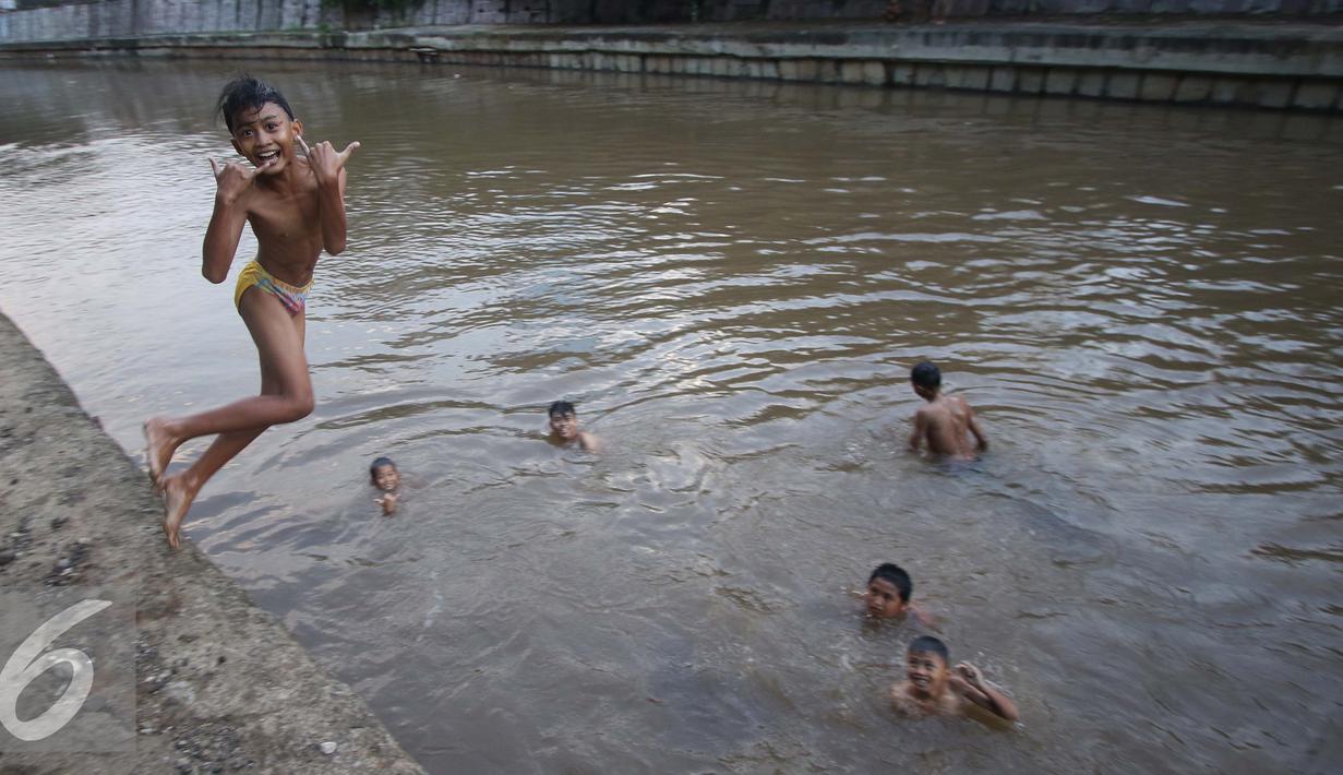 Detail Anak Mandi Di Sungai Nomer 3