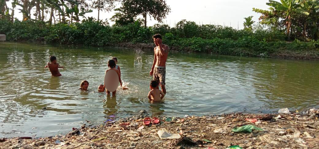 Detail Anak Mandi Di Sungai Nomer 22