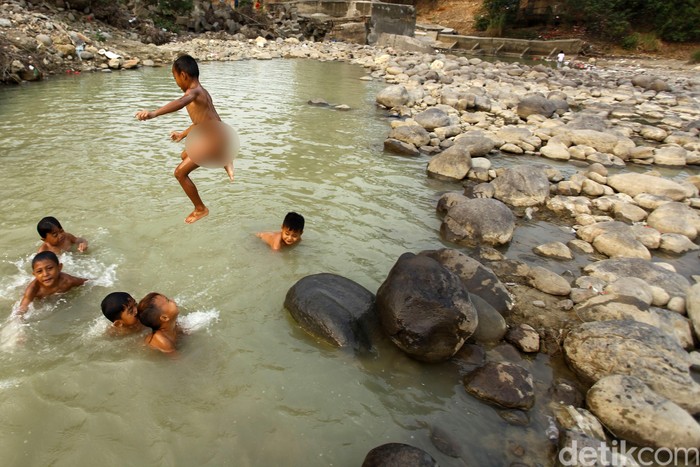 Detail Anak Mandi Di Sungai Nomer 4