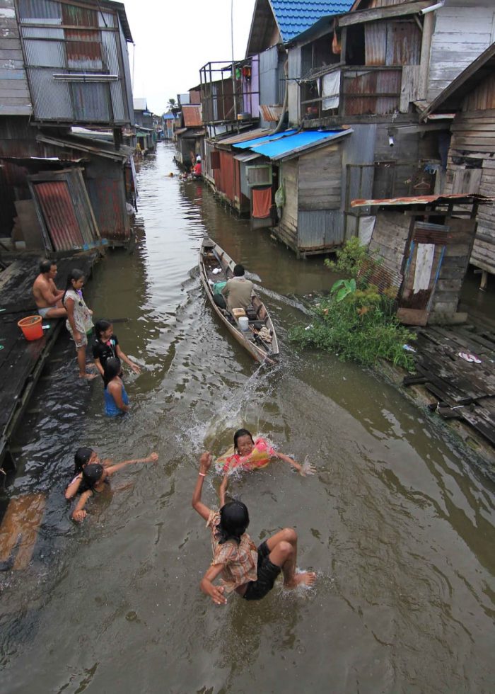 Detail Anak Mandi Di Sungai Nomer 29