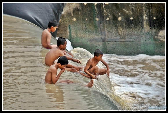 Detail Anak Mandi Di Sungai Nomer 31