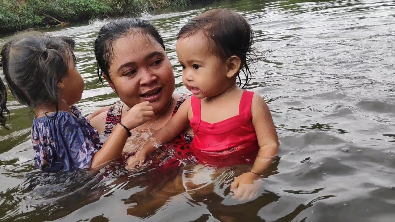 Detail Anak Mandi Di Sungai Nomer 32