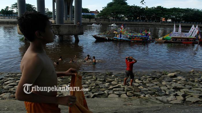 Detail Anak Mandi Di Sungai Nomer 33