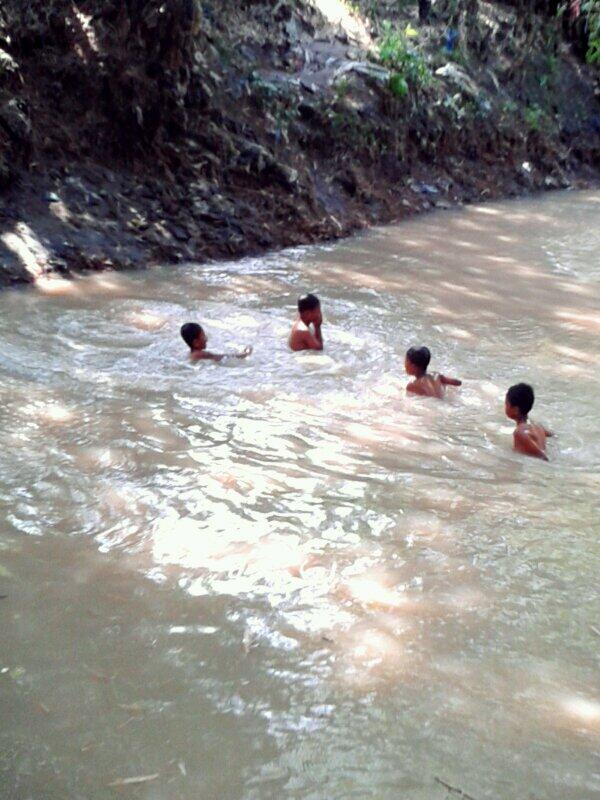 Detail Anak Mandi Di Sungai Nomer 34