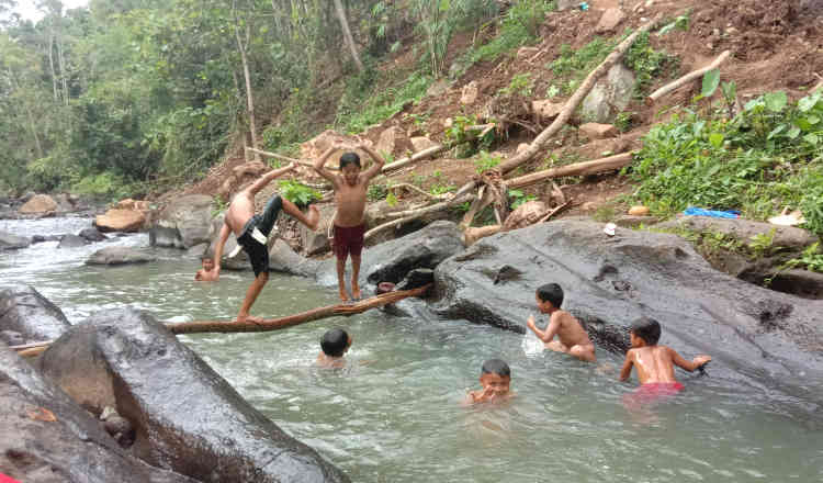 Detail Anak Mandi Di Sungai Nomer 43