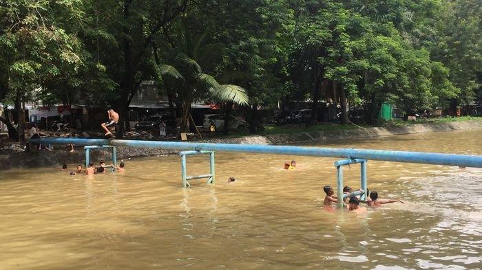 Detail Anak Mandi Di Sungai Nomer 54