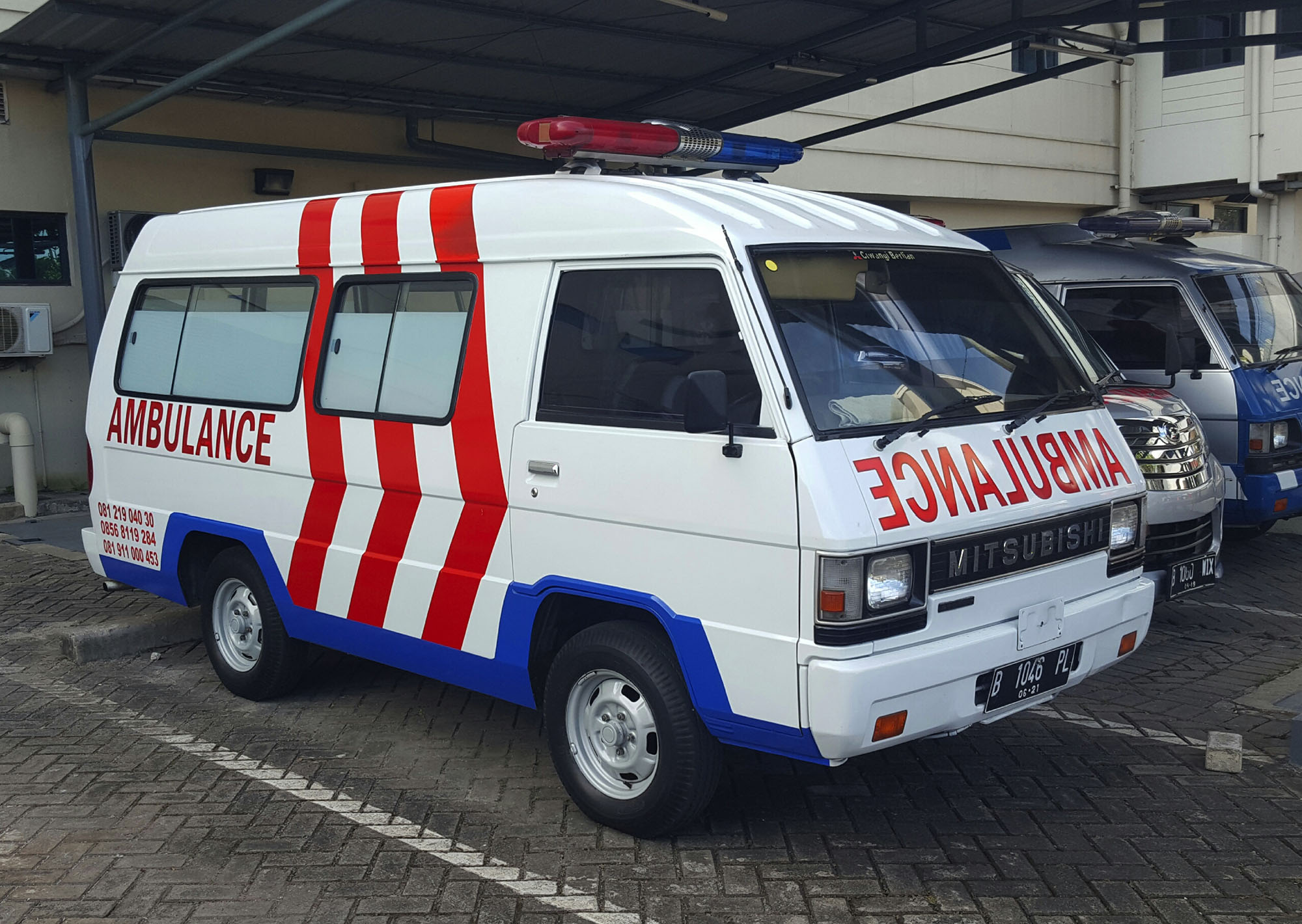 Detail Contoh Mobil Ambulance Nomer 7