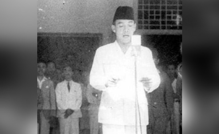 Detail Gambar Kata Kata Bijak Soekarno Nomer 48