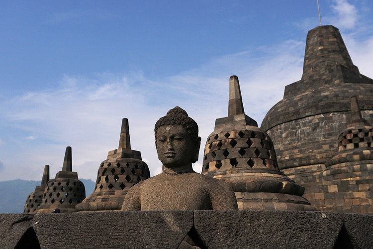 Detail Gambar Keajaiban Dunia Indonesia Gambar Istana Negara Nomer 20