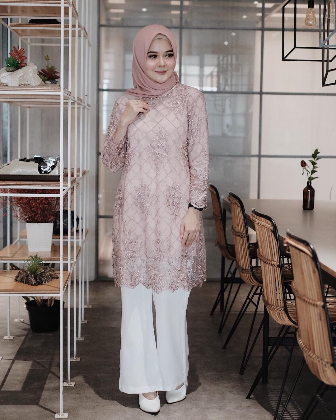 Detail Gambar Kebaya Berhijab Nomer 26