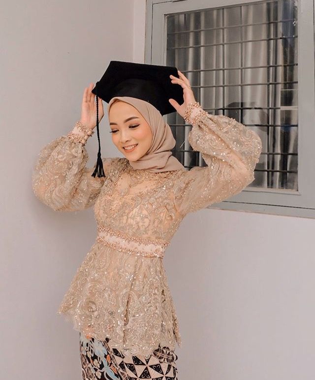 Detail Gambar Kebaya Brokat Untuk Wisuda Nomer 4