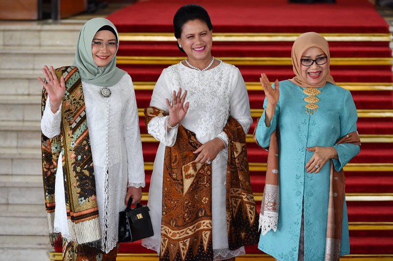 Detail Gambar Kebaya Ibu Ibu Nomer 51