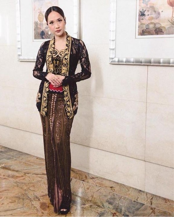 Detail Gambar Kebaya Jawa Tengah Nomer 24