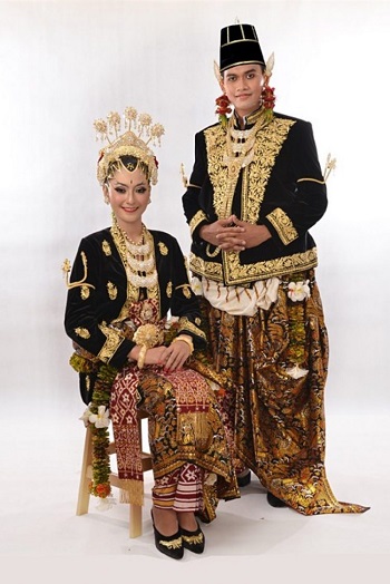 Detail Gambar Kebaya Jawa Tengah Nomer 41