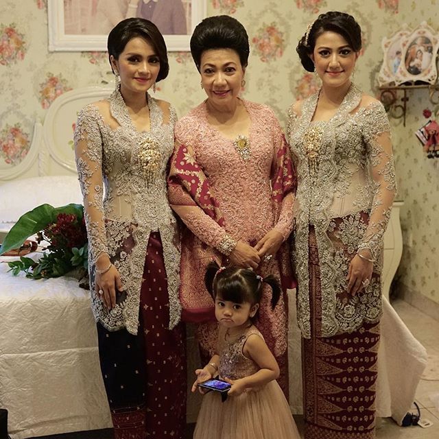 Detail Gambar Kebaya Modern Untuk Orang Tua Nomer 13