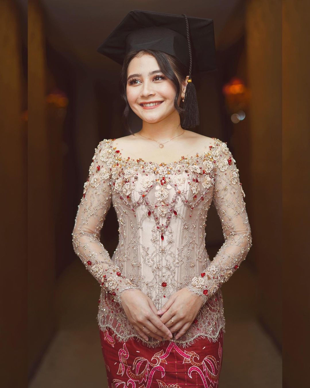 Detail Gambar Kebaya Wisuda Nomer 3