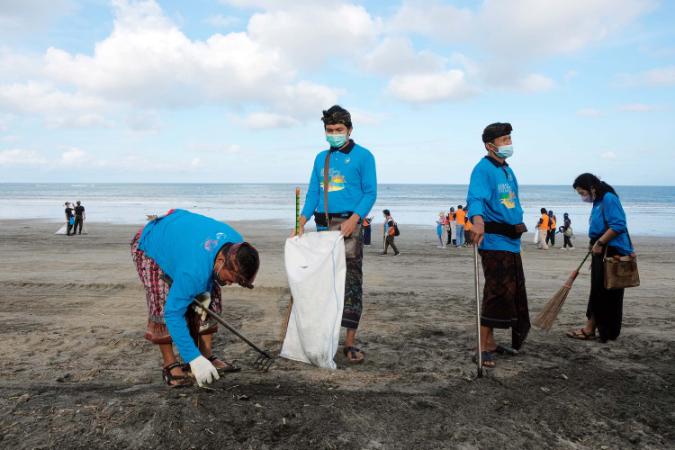 Detail Gambar Kegiatan Di Pantai Nomer 18