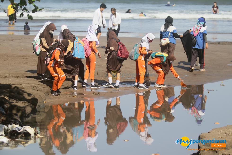 Detail Gambar Kegiatan Di Pantai Nomer 23