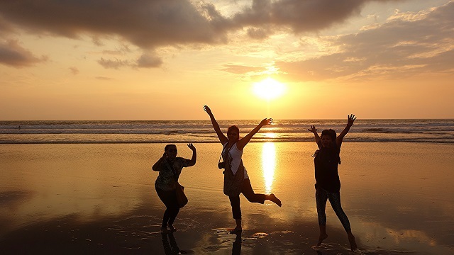 Detail Gambar Kegiatan Di Pantai Nomer 27