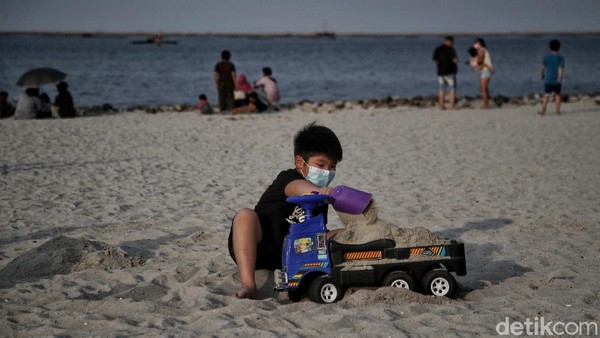 Detail Gambar Kegiatan Di Pantai Nomer 29